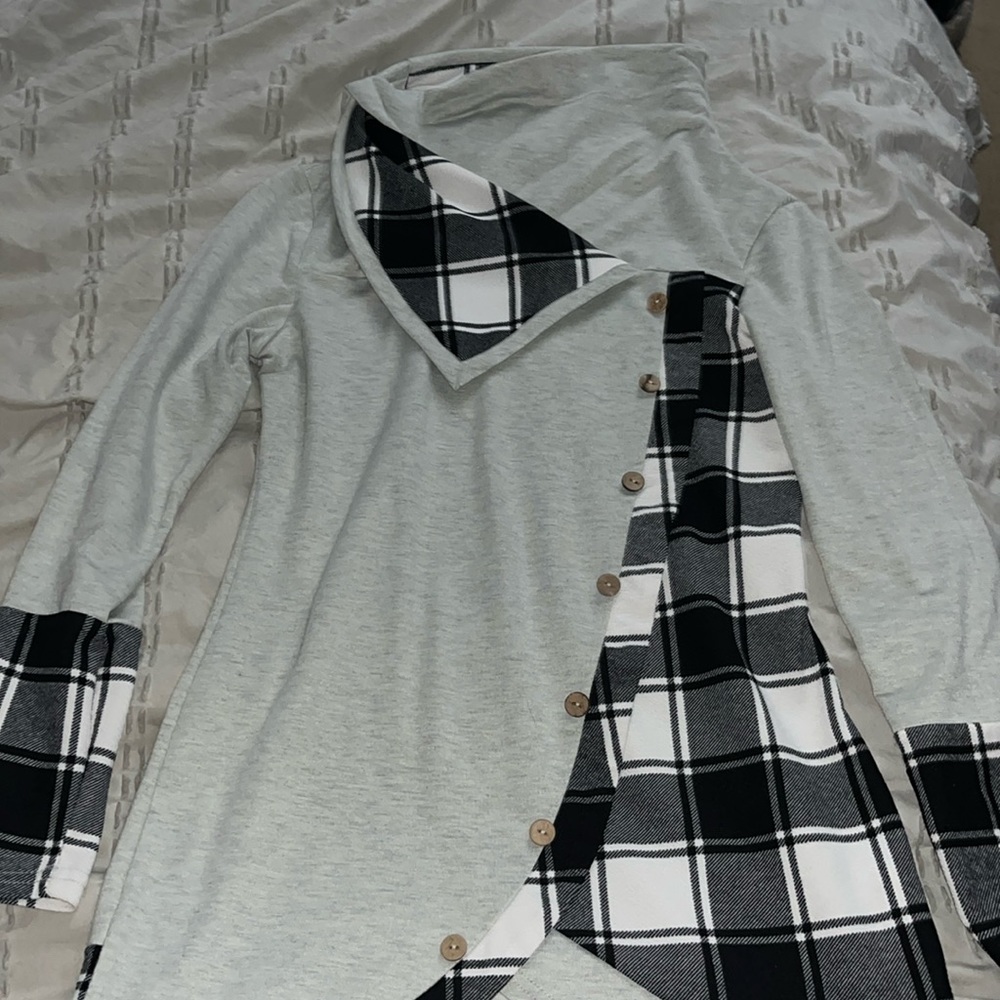Dressfo top, size 8 beautiful black and white check